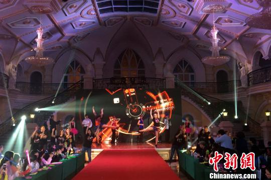 图为在哈尔滨伏尔加庄园举行的“冰雪艳舞，狂欢盛宴”国际跨年大联欢 王莹 摄