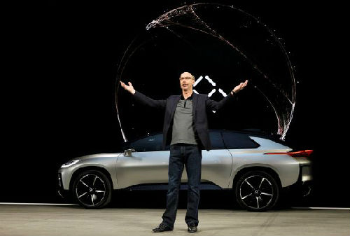 超快电动车FF91亮相 贾跃亭演示时遇尴尬