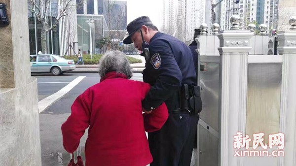 图说：日前，一张老民警耐心搀扶老太太的照片在网上引发网友点赞。上海警方图