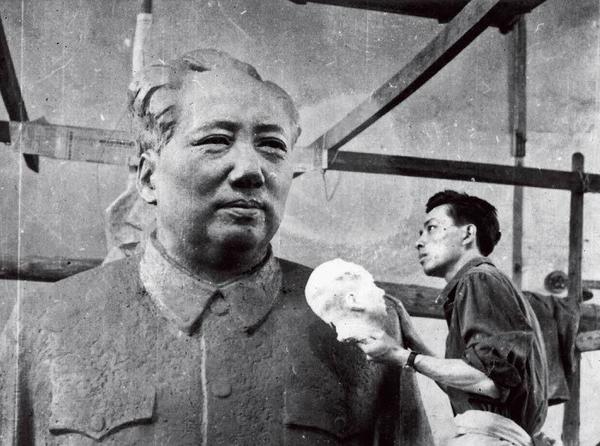 叶毓山26岁时创作"毛主席全身雕像"一举成名