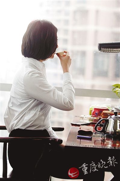 李霞只愿意重庆晚报记者拍摄背影