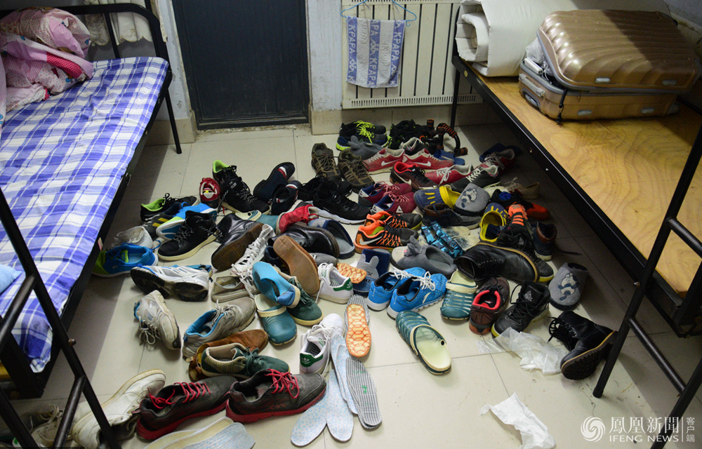 大学生放假前打扫卫生鞋子摆满楼道