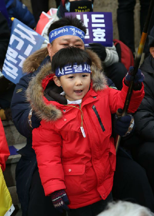 韩国民众集会反对部署“萨德”系统。新华社发