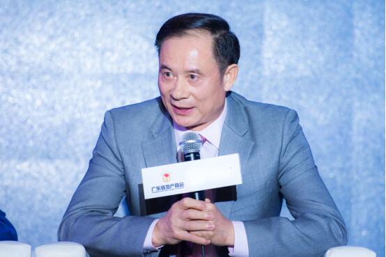星河湾集团董事长黄文仔在2017中国房地产全行业领袖新年峰会论坛上.