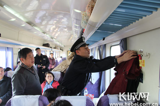 石家庄乘警支队乘警在普通列车上为旅客演示摘挂盗窃行为。韩晓寒 摄