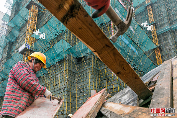 正在工地上做杂活的袁道荣，这样的工作可以让她一天领到100多元的收入。