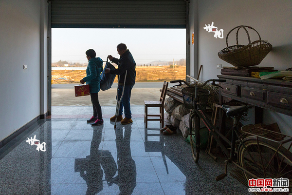 袁道荣一到家门口，就忍不住喊了一句“回来了”，丈夫拄着拐杖迎了出来。