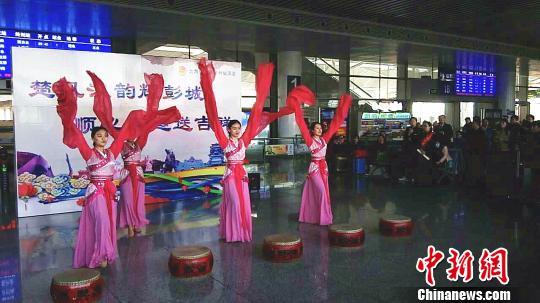 身着汉服的铁路职工青年志愿者跳起了汉舞《相合歌》。　朱志庚 摄