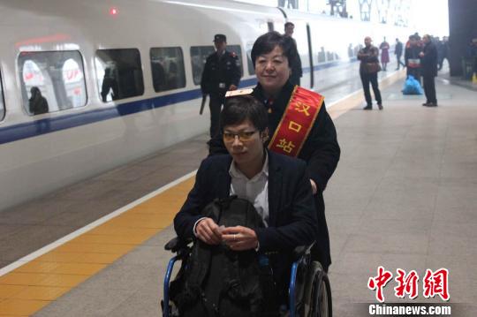 春运首日武汉500余航班延误 铁路客流增加两成