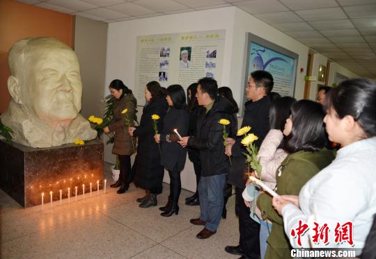 14日，常州大学周有光语言文化学院师生向周有光雕像献花。　钟升　摄