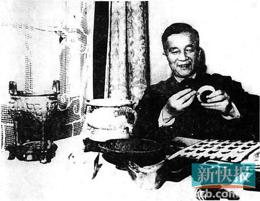 ■罗伯昭欣赏珍藏的古钱(摄于上世纪五十年代)