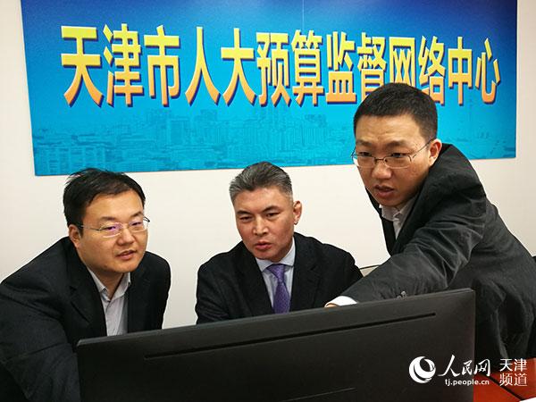 代表在工作人员的指导下体验系统 唐玉洁/摄