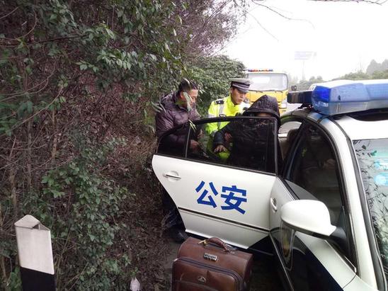 　　图为民警和罗女士家属将罗女士扶上警车