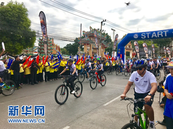 　　泰国旅游和体育部部长科甘参与13日的孔敬府环湖骑行活动。新华网记者 杨舟 摄