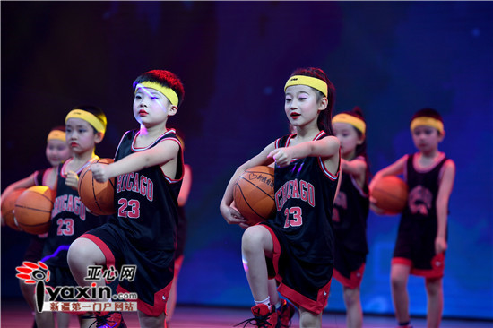 2017"一家亲"新疆网络春晚精彩上演_凤凰资讯