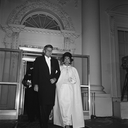1961年，美国第一夫人杰奎琳·肯尼迪身着白色斗篷，出席总统就职舞会。