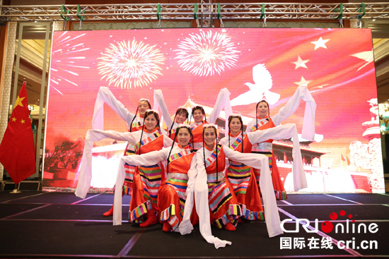 使馆工作人员和家属为来宾献上藏族舞蹈