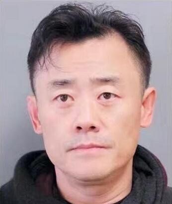 ▲疑似美警方拍摄的周立波被捕后照片。