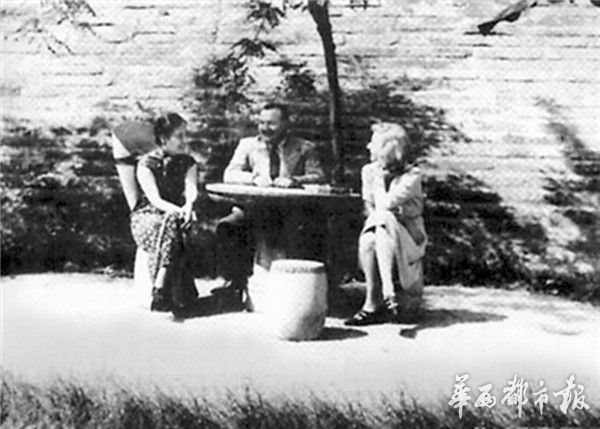 1941年，海明威夫妇与宋美龄在重庆。
