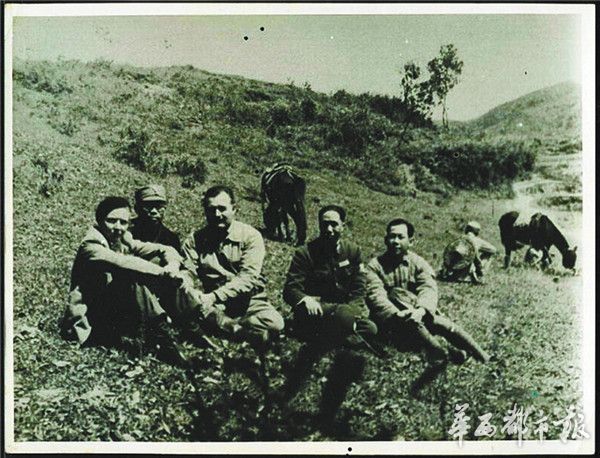 海明威与夫人在中国战区考察。1941年摄