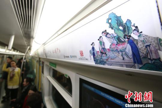 首个“红楼专列”21日在京开通，车厢以清代画家孙温有关《红楼梦》古画绘本进行装饰。　韩海丹 摄