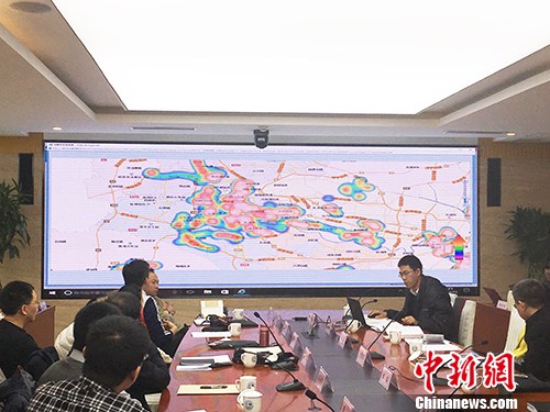 天津市环保局工作人员演示大气污染防治网格化综合信息平台。汤琪 摄