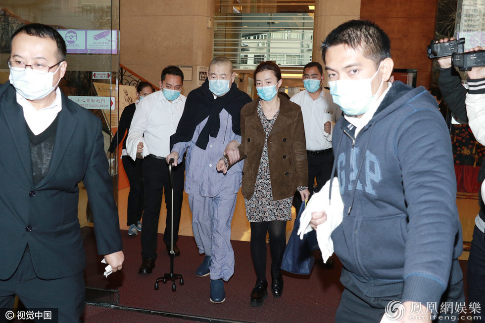 刘銮雄穿睡衣离开医院 甘比全程扶挽细心照顾