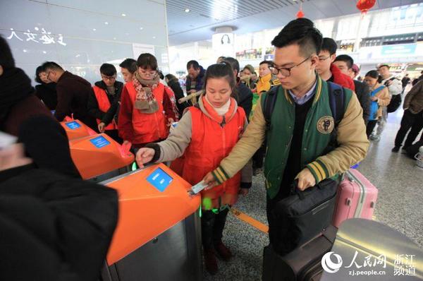 春运志愿者 温暖回家路