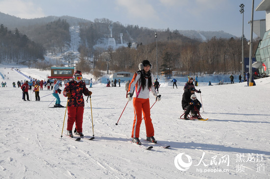 亚布力大锅盔山近5000米雪道实现全线贯通，滑雪爱好者在雪道上畅滑。