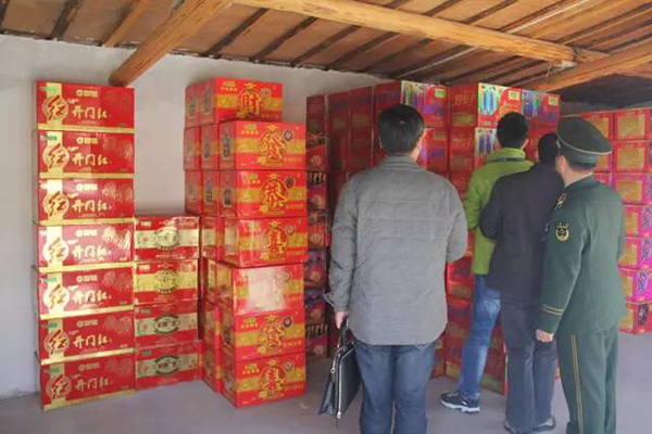 上海崇明一仓库非法储存烟花421箱,警方当场悉
