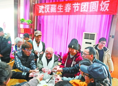 武汉 阿爸 接藏族大学生吃团年饭_凤凰资讯
