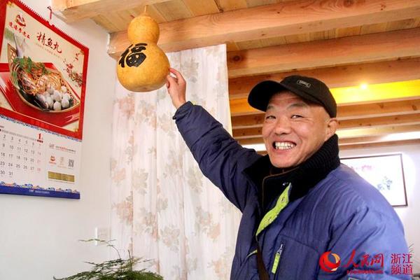 李志明将亲手做的葫芦饰品，带到了整修一新的家中，新年图个喜庆。