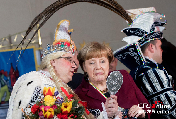 　　当地时间2017年1月23日，德国柏林，德国总理默克尔出席一年一度的狂欢节招待会。德国嘉年华很快将在西南部开始，并在2月27日的“玫瑰星期一”游行中达到高潮。图片来源：视觉中国