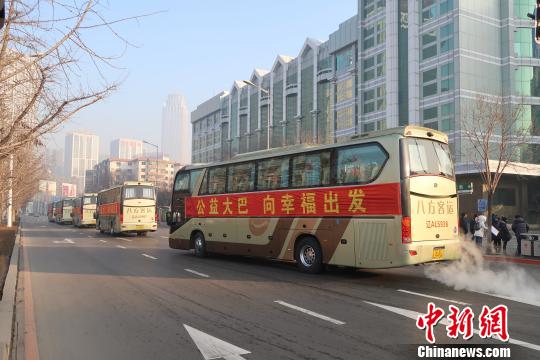 公益大巴车队启程 沈殿成 摄