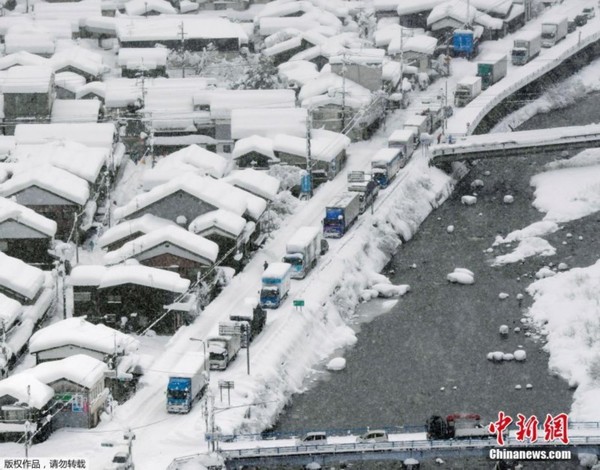 日本多地降雪后，给当地民众生活带来不便，图为拥挤在公路上的汽车。