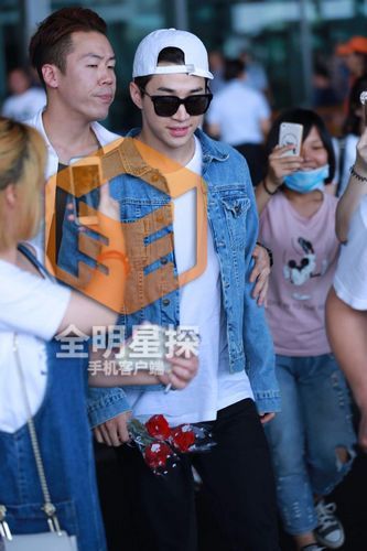 henry刘宪华来京表情呆萌大方任拍