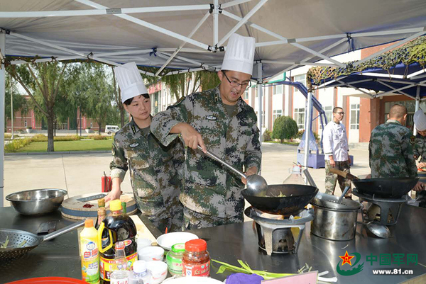 七峰姑娘於慧（左一）参加炊事比武。