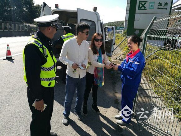 驾驶员向油站付款 摄影 王梓聿