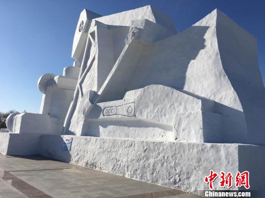 在黑龙江省大庆市中心时代广场，人们将冰雪雕琢成油田标志性机器——“磕头机”（抽油机），凸显大庆石油城市的特色。　朱晓颖　摄