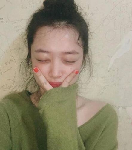 雪莉再晒家居照，抢镜的却是她的无毛猫 (组图)