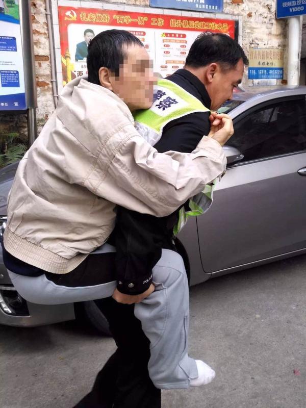 暖闻|广东佛山55岁民警年初三背病人去医院:这