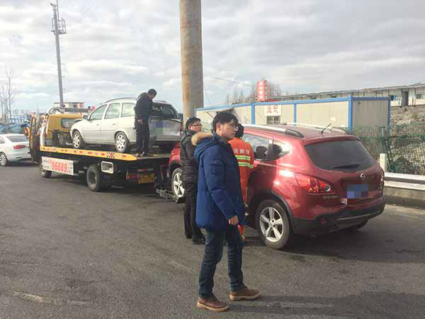 长假最后一日返程高峰渐显 沪浦东高速交警全