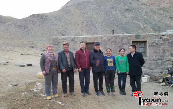和静县委书记、和静工业园区党工委第一书记赵文纪(左四)、县人大常委会主任巴太(左三)、县委常委、常务副县长黄新平(右一)走访慰问贫困牧民