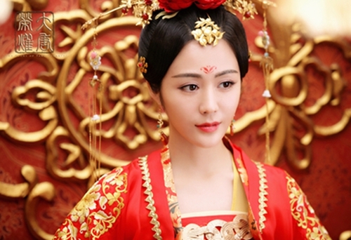 《青云志》绝美善良的三尾,到《大唐荣耀》中骄纵蠢萌的崔彩屏,汤晶媚