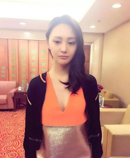 揭女星真实胸围,她可谓真人不露相