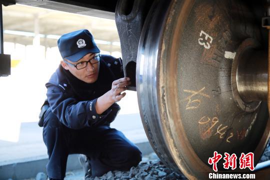 西藏铁警化身进出藏货物列车守护神