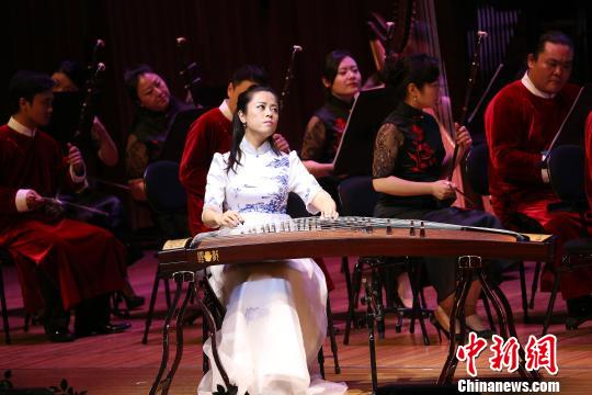 古筝表演艺术家雷靛云演奏《渔舟唱晚》。赖海隆 摄
