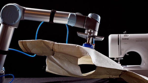 他做了一个缝纫机器人,但服装生产自动化这事