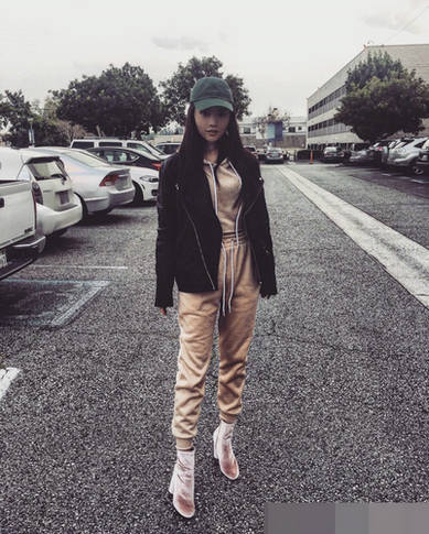 女星徐冬冬美国观战NBA 穿球衣变身小迷妹