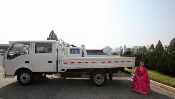 这是2012年在朝鲜平壤拍摄的第八届平壤秋季国际商品展览会上展示的汽车。新华社发